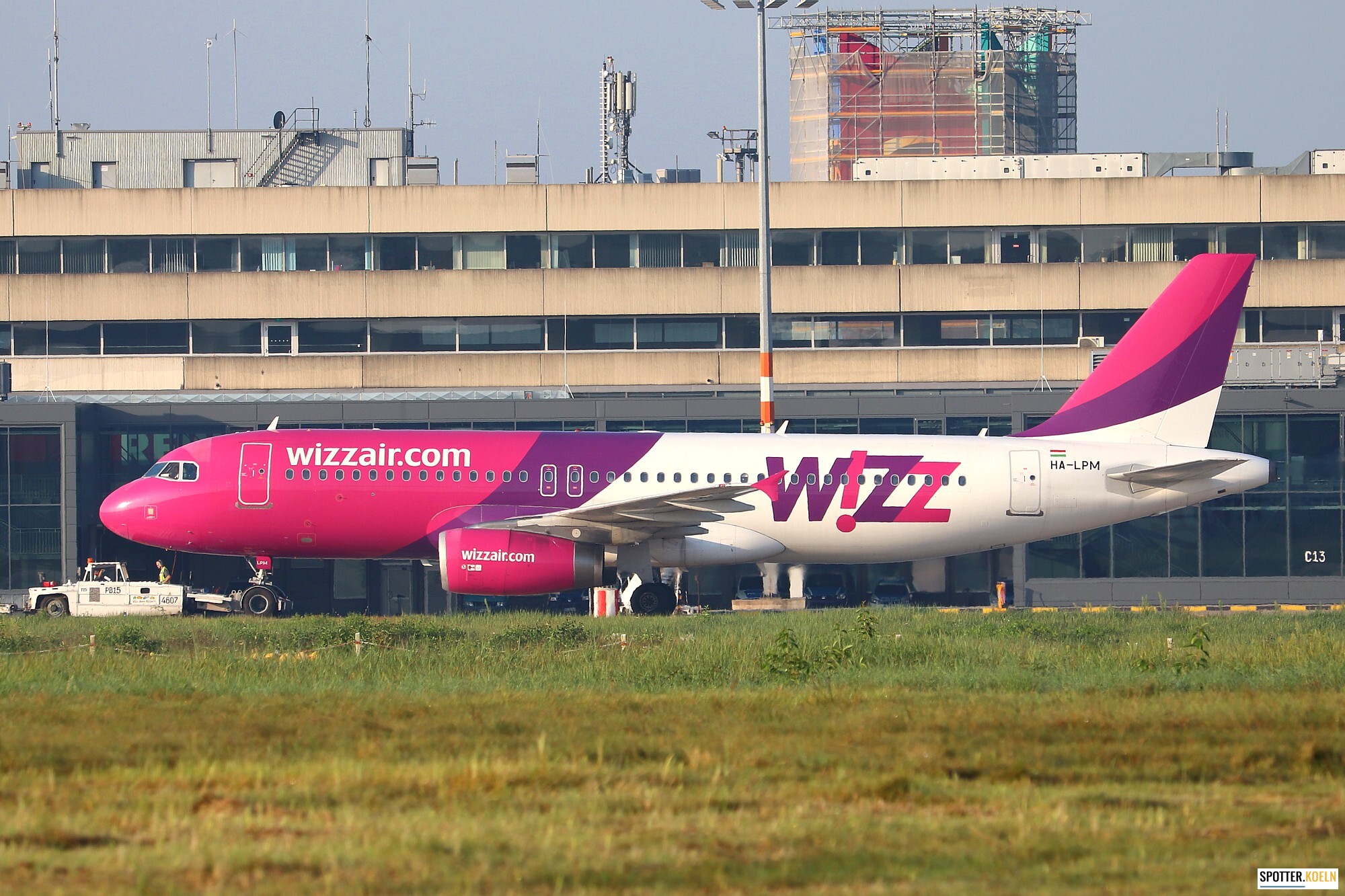 Wizz_Air_HA-LPM_A320-232_CGN_04.09.2021_U._Weixelbaum