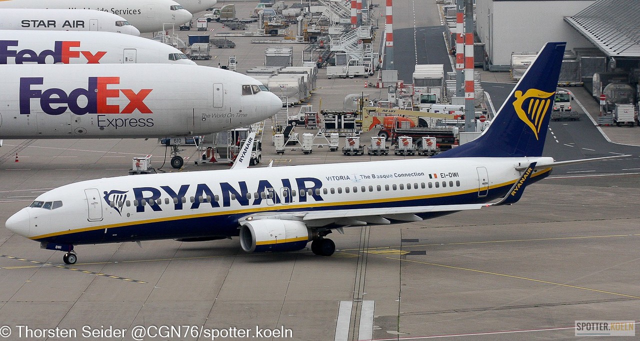 Ryanair 737-800W EI-DWI 