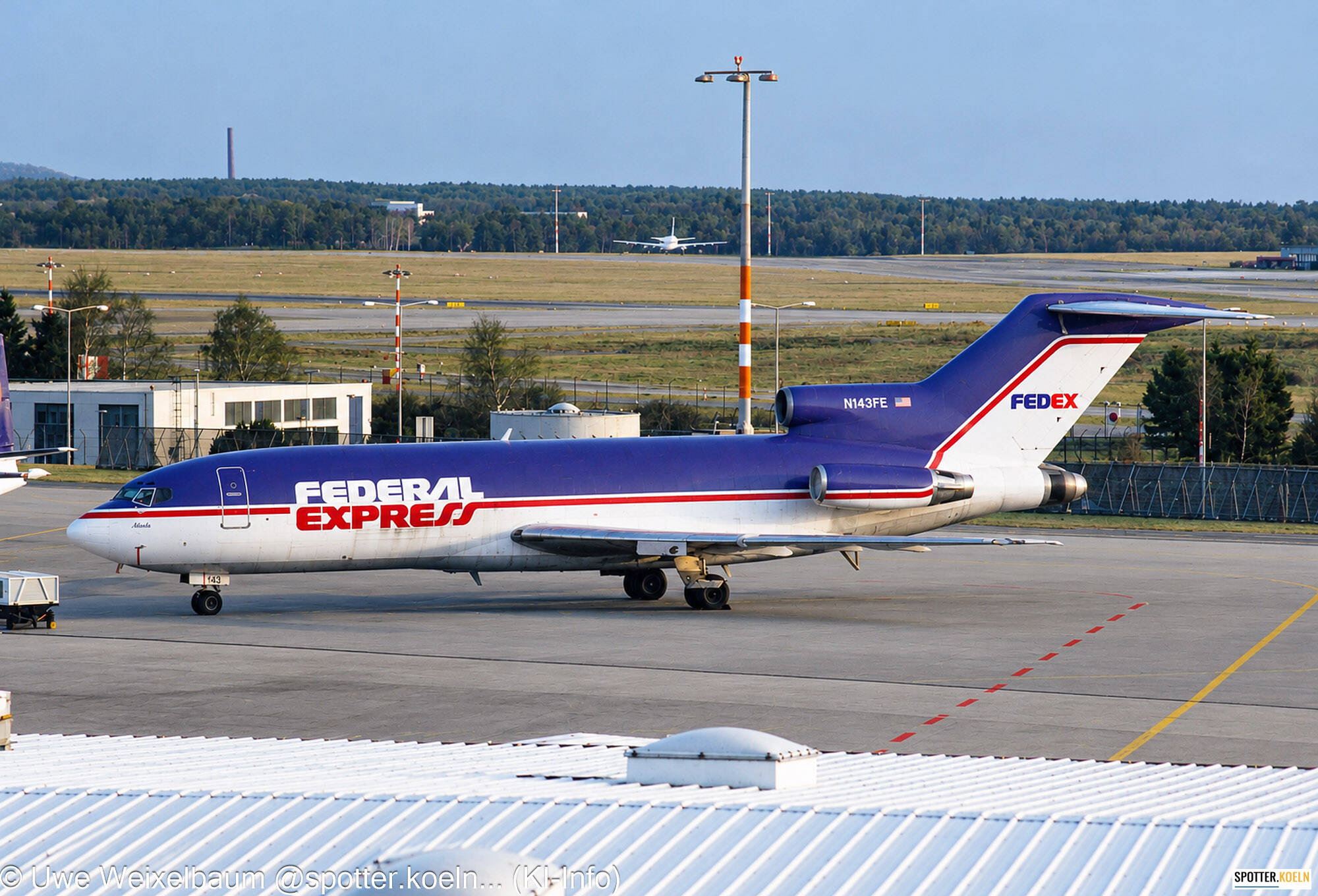 FedEx N143FE Boeing 727-21C 